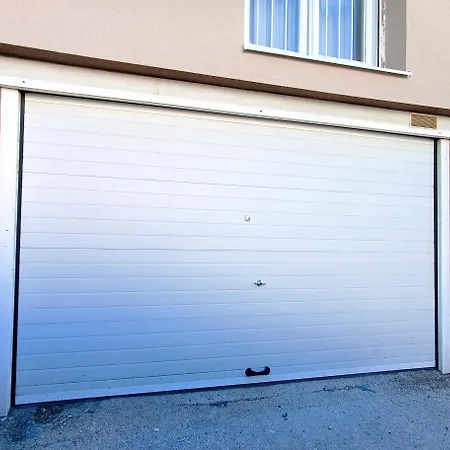 Adriana With Private Garage 아파트